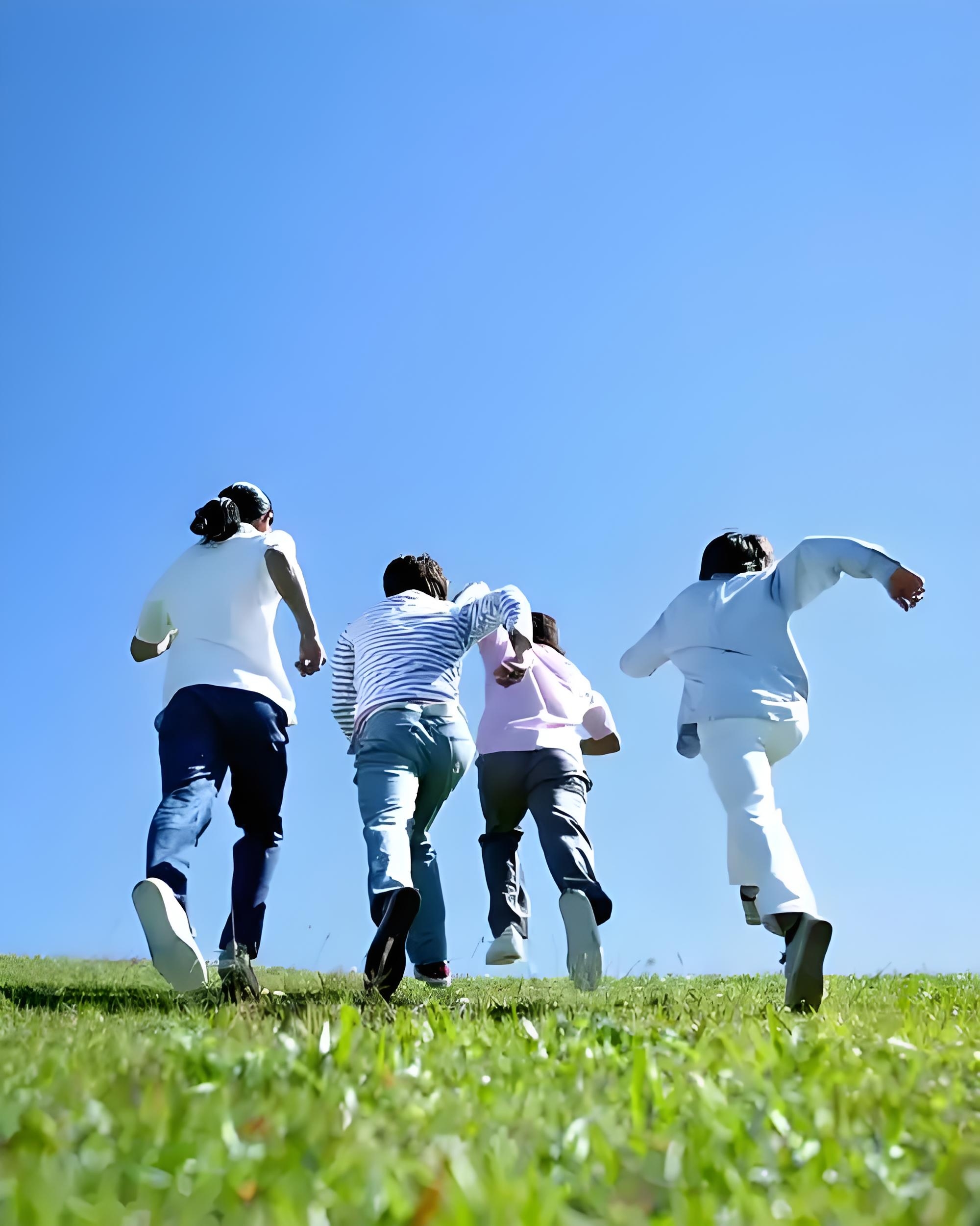底特律活塞训练开放日；今晨战术微调引欢呼；CBA常规赛在即；更衣室氛围转暖的简单介绍